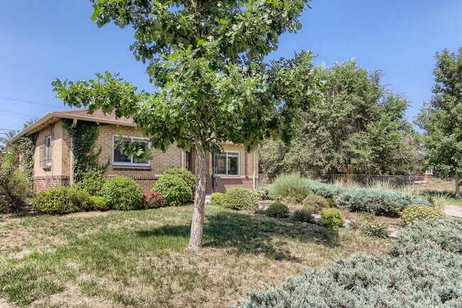 Building Photo - Amazing 4BR, 2BTH in Denver!
