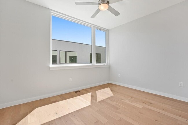 Building Photo - 2002 E 7th St