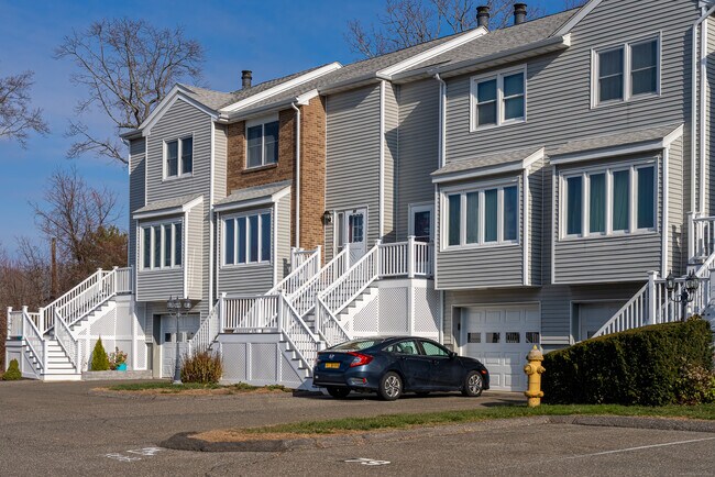 Building Photo - 83 Carriage Dr