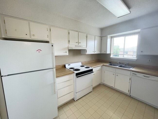 Building Photo - Shandon Gardens Unit #12