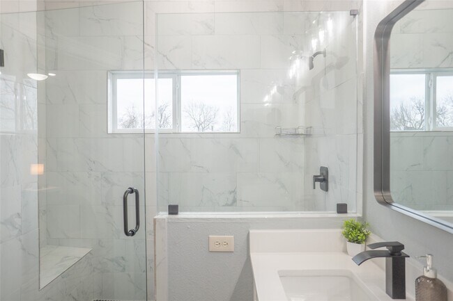 Building Photo - 2214 Des Chaumes St