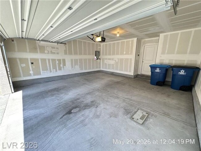 Building Photo - Beautiful Townhome with Quartz Counters & Private Setting in Southwest Las Vegas
