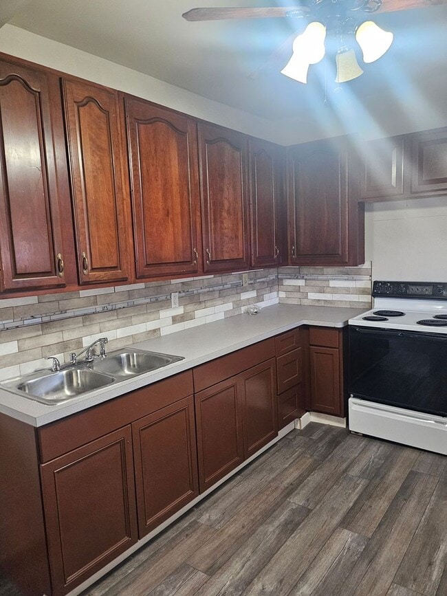 Building Photo - 2 bed apartment with a private back porch