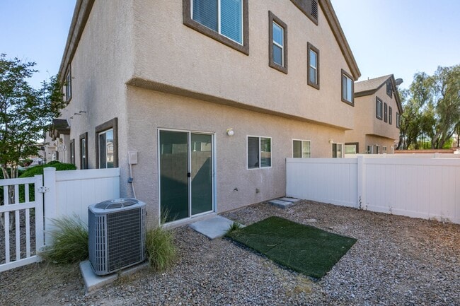 Building Photo - Stylish Townhouse Near the Strip with Dual Suites