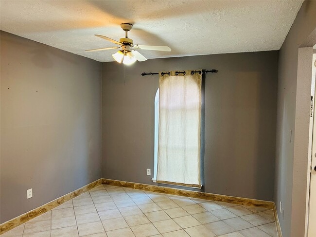 Building Photo - 7619 Vernwood St