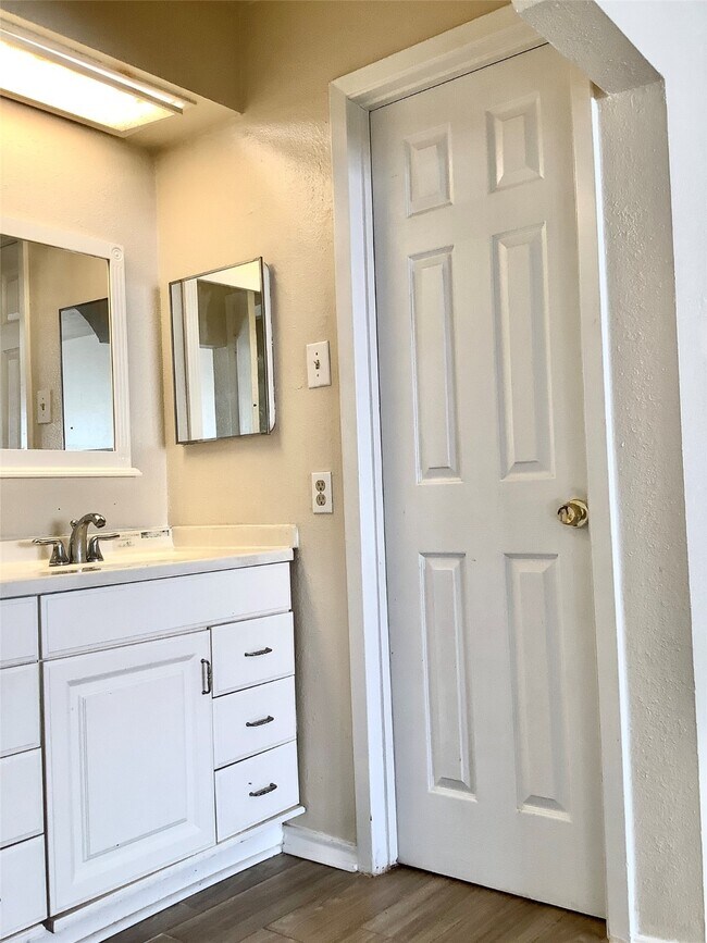 Building Photo - 6310 S Briar Bayou Dr