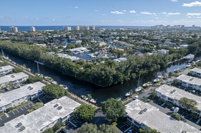 Building Photo - 6447 Bay Club Dr