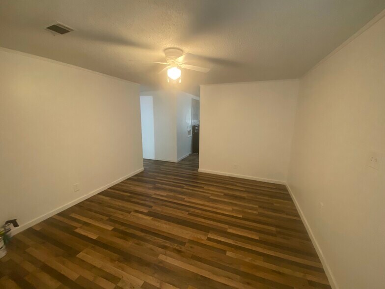 Building Photo - 806 Armory Dr
