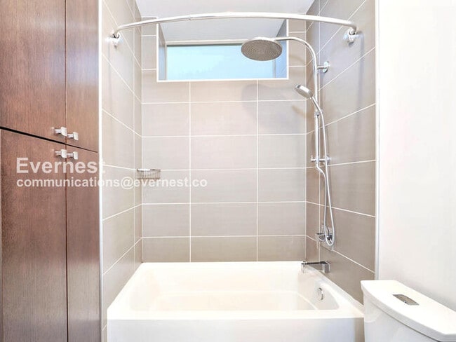 Building Photo - 2618 Eastlake Ave E