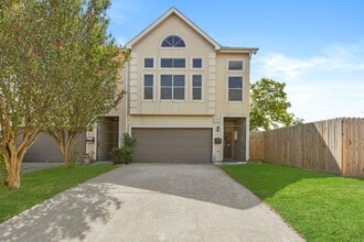 Building Photo - Charming 3-Bed, 2.5-Bath Home in the Heart of the Heights with Spacious Yard & Prime Location