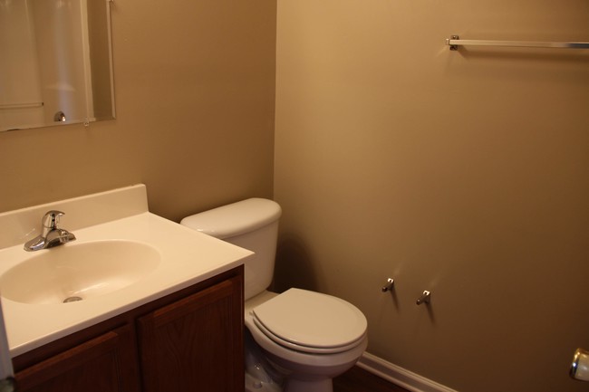 Full Bathroom - 6125 Kingsport Hwy