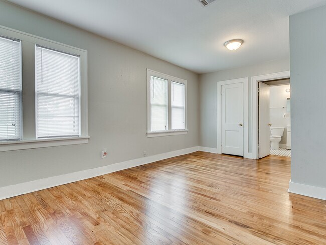 Building Photo - Updated DUPLEX + Minutes away from The Plaza, Paseo, Midtown, Uptown District!