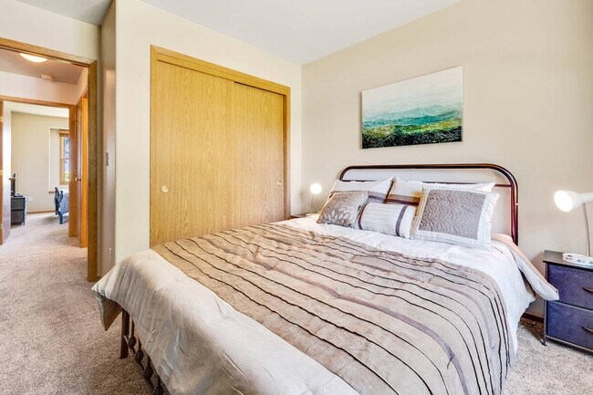 Building Photo - 2416 S Tiger Lily Dr