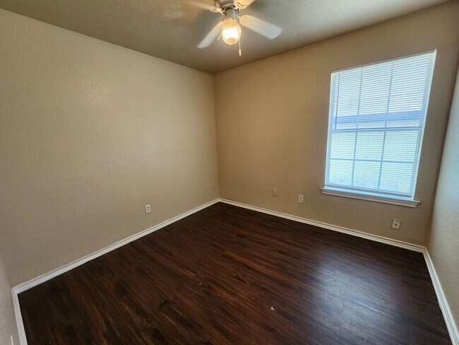 Building Photo - Roomy 3 Bedroom Duplex In South Fort Worth
