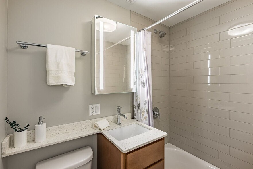 Building Photo - 5900 N Sheridan Rd