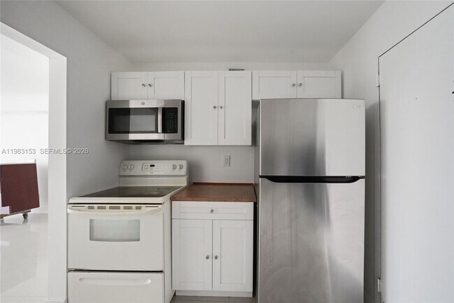 Building Photo - 2000 NE 135th St