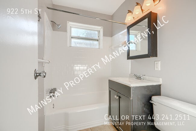 Building Photo - 922 5th St