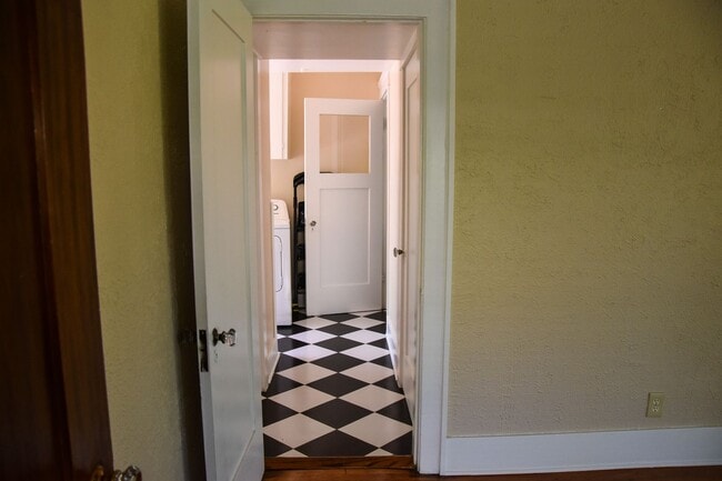 Building Photo - ~ Old Towne Orange Living 2 Story  5 Bedrooms 2 Bath