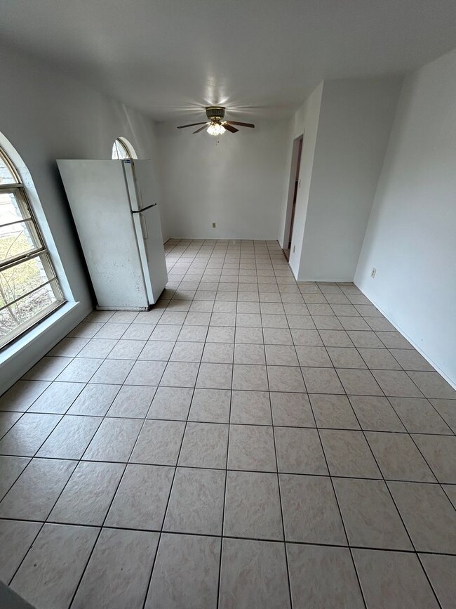 Building Photo - Step inside and be captivated by the warmth of this House!