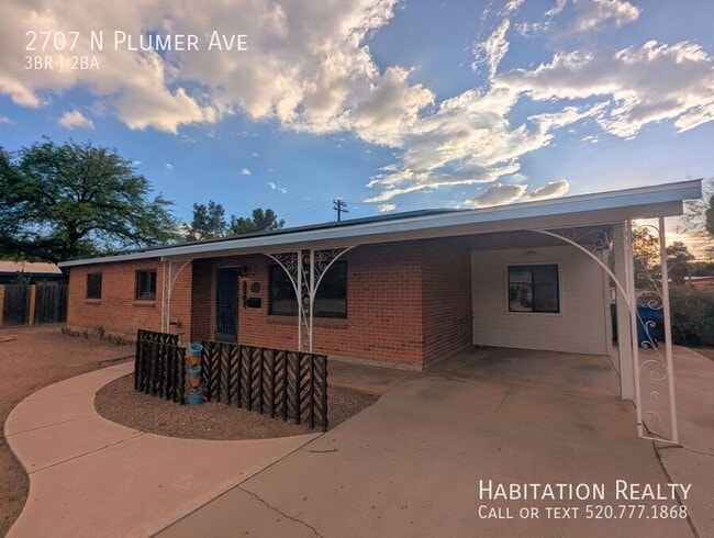 Building Photo - 2707 N Plumer Ave
