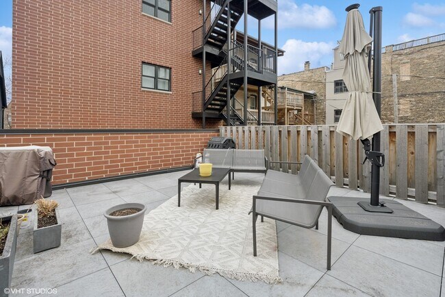 Building Photo - 3837 N Kenmore Ave