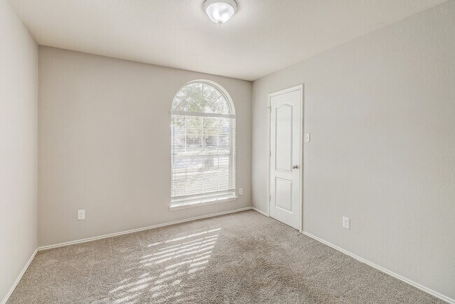 Building Photo - 903 Grouse Rd