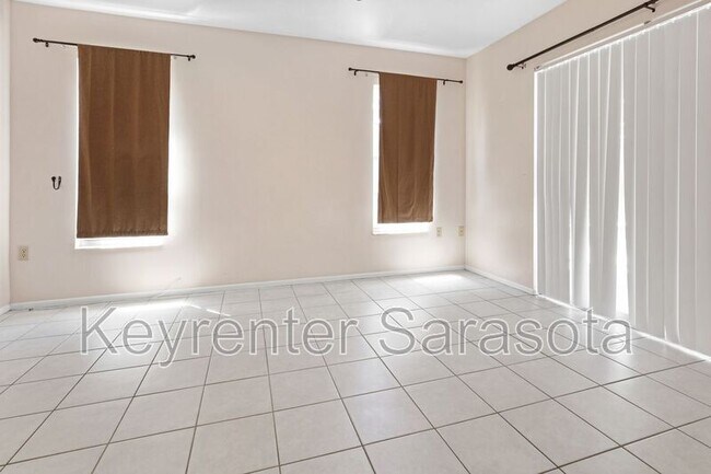 Building Photo - 5645 N Tuttle Ave