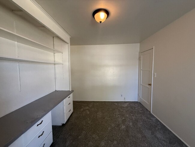Building Photo - Centrally Located Single Story Ranch Style...