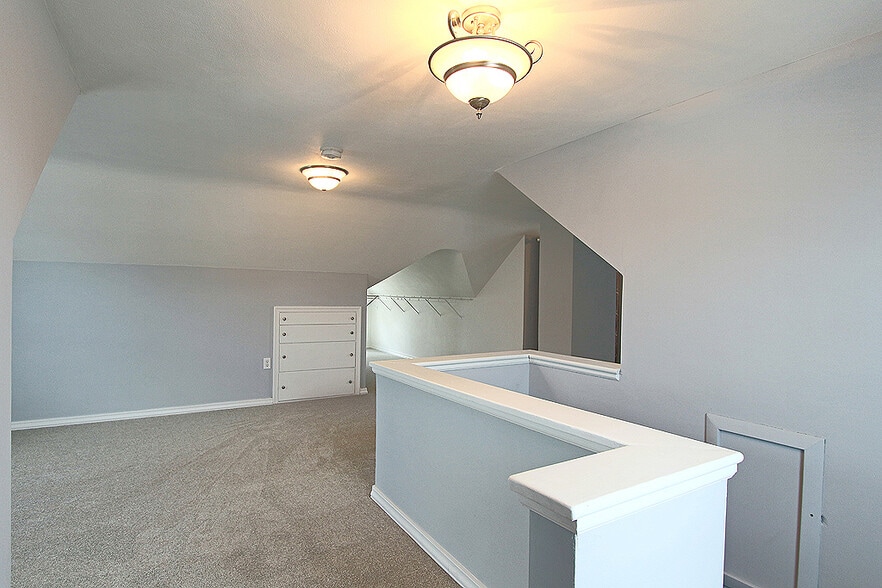 Large Upper Master Suite with New Paint and Carpet - 1808 34th St