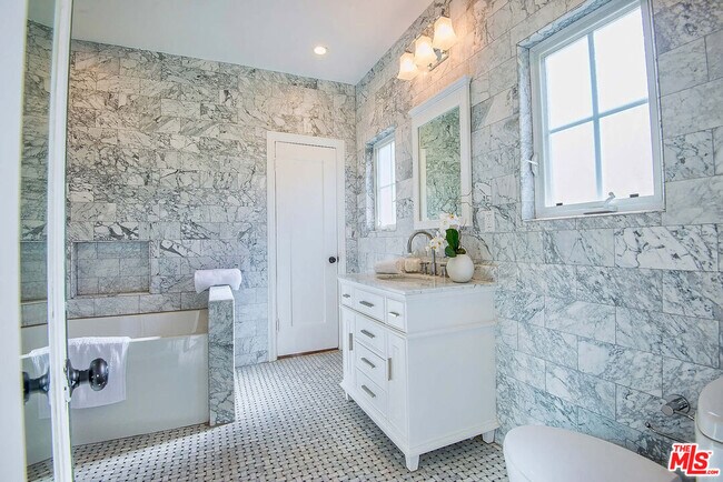 Building Photo - 239 S Orange Dr