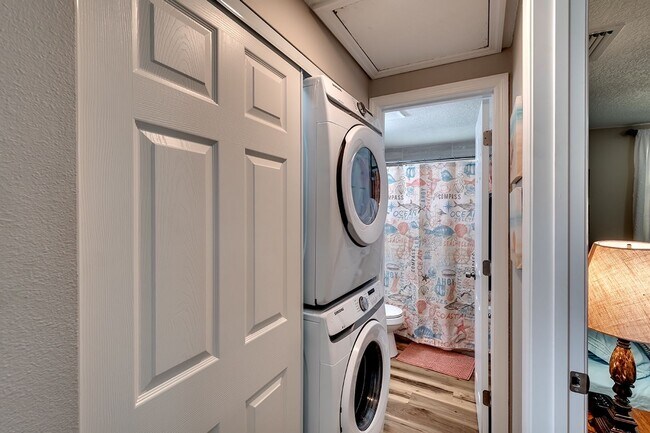 Building Photo - Charming 2 Bedroom Duplex in West Bradenton – Available Furnished or Unfurnished