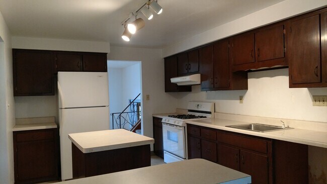 Building Photo - Large 4 Bedroom House, Franklin Regional School District - Available February!