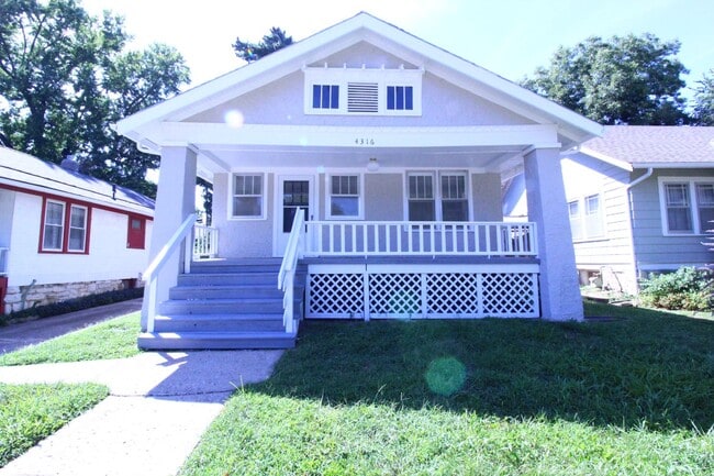 Primary Photo - October FREE On This 2 Bedroom 1 Bath Home...