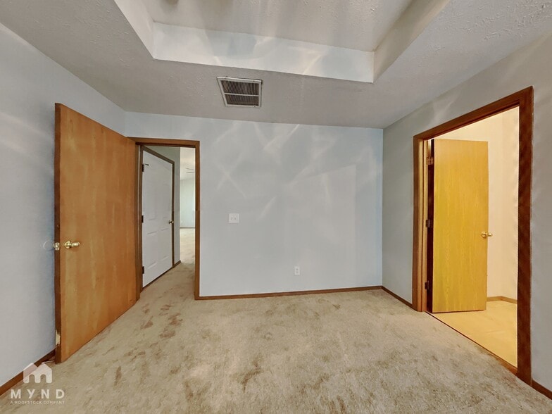 Building Photo - 528 N Claremont Pl