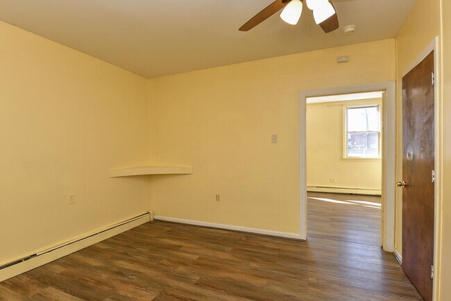 Building Photo - 208 4TH St