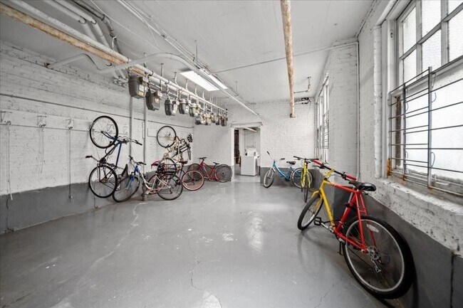 Building Photo - 1 bedroom in Chicago IL 60657