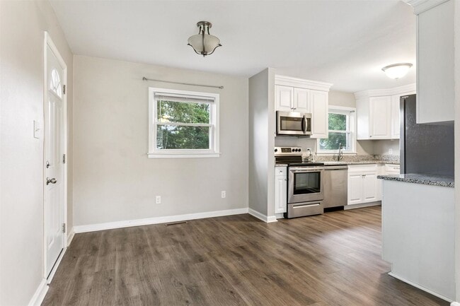 Building Photo - Charming brick rancher with modern kitchen...