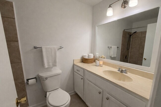 Building Photo - 2167 N Heather Ln