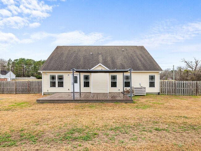 Building Photo - Beautiful Home Close to MCAS New River Air Station