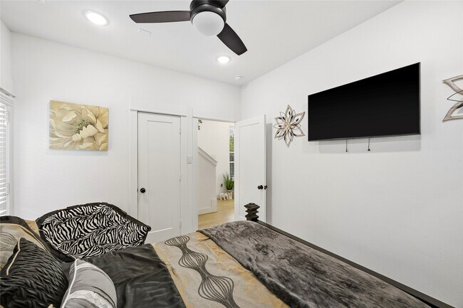 Building Photo - 2502 Tuam St