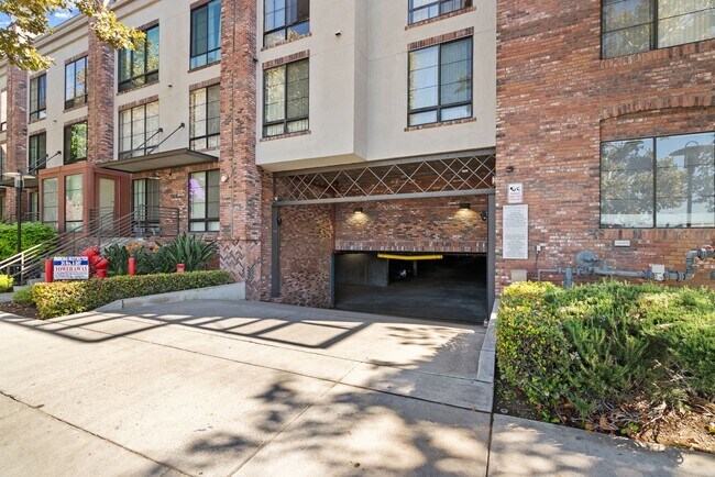 Building Photo - Modern and Luxurious 1 Bedroom 1 Bath Condo in the Desirable Brickyard Community