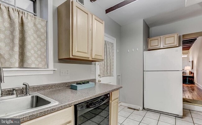 Building Photo - 825 S Charles St