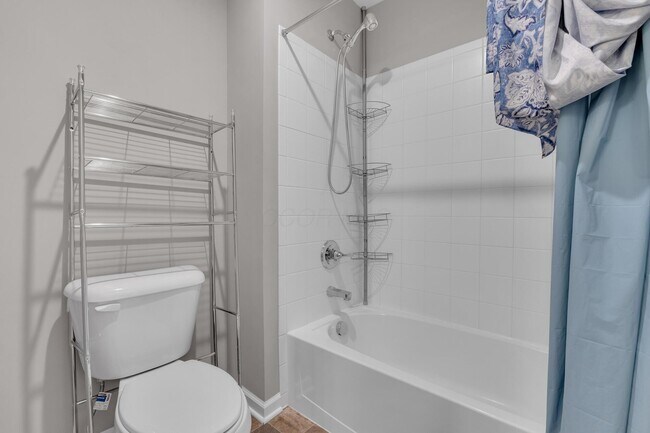 Building Photo - 2390 Glenvale Dr