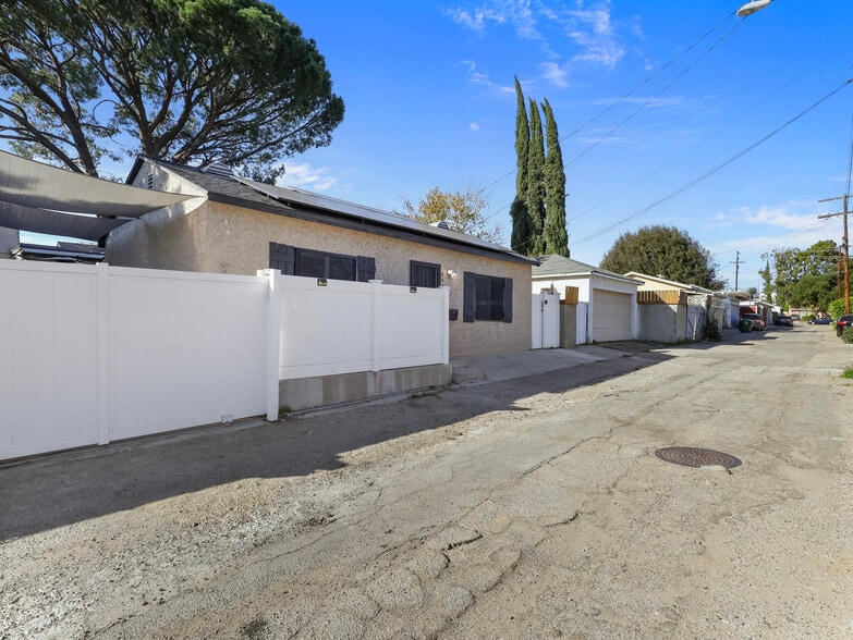 Building Photo - 8828 Chimineas Ave