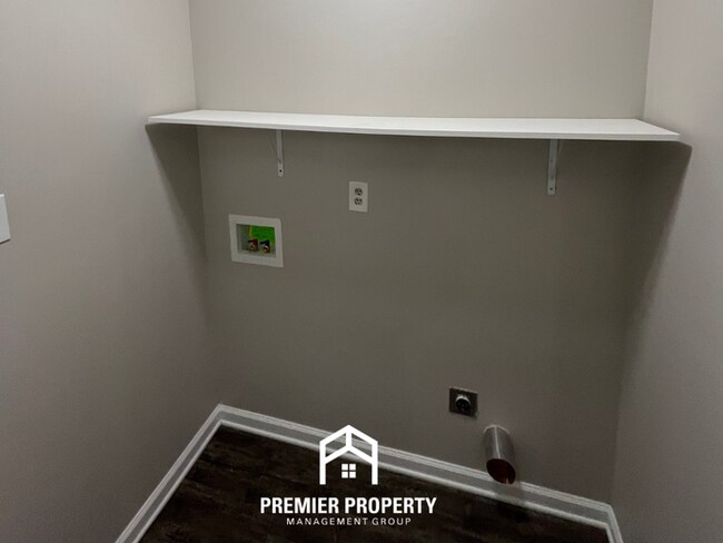 Building Photo - Charming 3BR/2BA in 38118 | Gleaming Hardwood Floors, Dining Area & Huge Yard