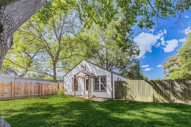 Building Photo - 607 N Speed St