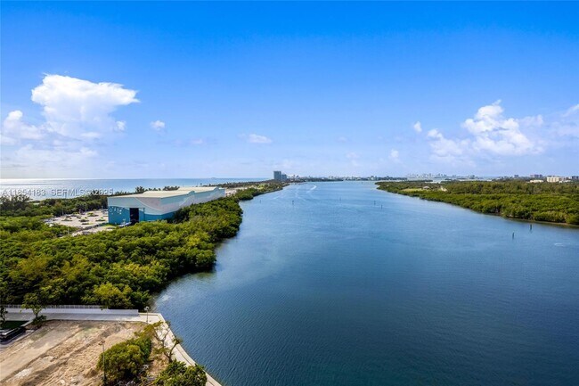 Building Photo - 300 Bayview Dr