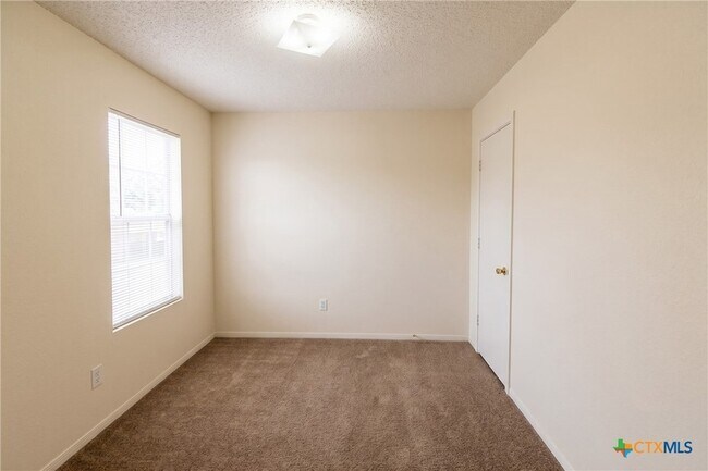 Building Photo - 4607 Lloyd Dr