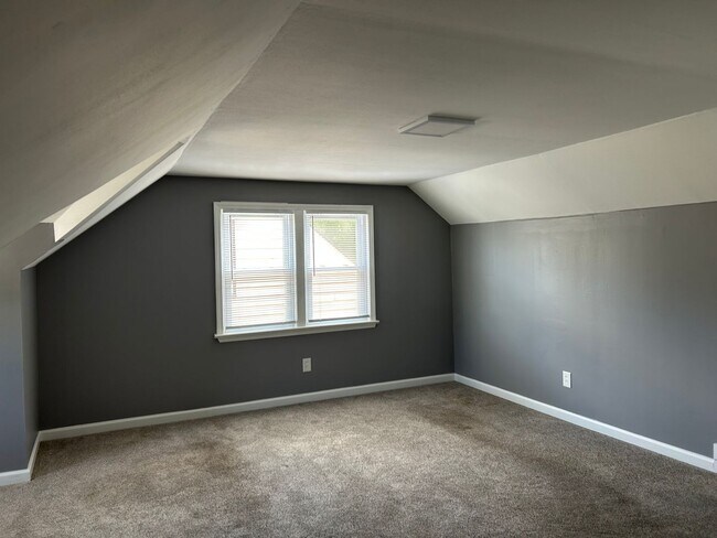 Building Photo - Spacious 3-Bedroom, 2-Bath House in South Euclid