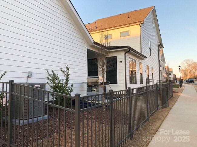 Building Photo - 10181 Meeting House Dr NW